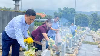 Đoàn đại biểu tỉnh Lào Cai dâng hương tri ân các anh hùng liệt sĩ tại tỉnh Điện Biên