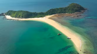 Dừng câu mực đêm và tham quan đảo nhỏ ở Cô Tô