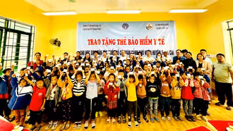 Hơn 1.500 người có hoàn cảnh khó khăn được tặng thẻ BHYT