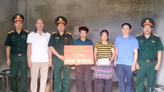 Trao tặng nhà “Tình quân dân” cho hộ nghèo tại xã Trịnh Tường