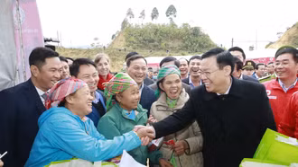 Chủ tịch Quốc hội Vương Đình Huệ tham dự Hội chợ “Tết nhân ái” xuân Quý Mão 2023 tại xã Trịnh Tường