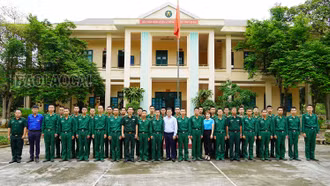 Huyện Văn Bàn thăm, tặng quà động viên chiến sỹ mới nhập ngũ