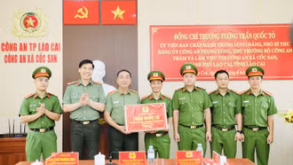 Thứ trưởng Bộ Công an Trần Quốc Tỏ thăm và làm việc với Công an xã Cốc San