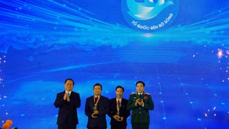 Trao giải Cuộc thi ảnh nghệ thuật "Tổ quốc bên bờ sóng"