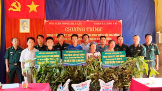 Đồn Biên phòng Bản Lầu trao hỗ trợ cho hộ nghèo xã Lùng Vai