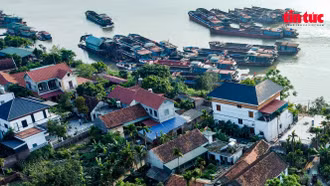 Yêu cầu dừng khai thác cát trên sông Hồng - sông Đà vì hàng chục ngôi nhà bị nứt toác