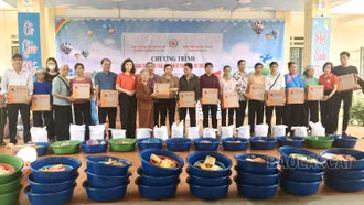 Tặng quà cho các hộ dân xã Tả Phời bị thiệt hại do thiên tai