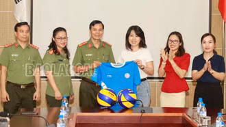 Ban tổ chức Giải bóng chuyền nữ quốc tế VTV Cup năm 2023 tặng quà Bộ đội Biên phòng và Công an tỉnh