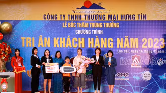 Khách hàng tại huyện Bảo Yên trúng thưởng xe ô tô Hyundai I10 trị giá hơn 400 triệu đồng