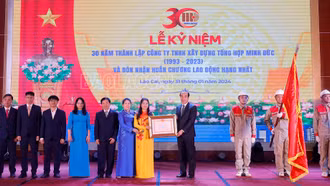 Công ty TNHH Xây dựng tổng hợp Minh Đức đón nhận Huân chương Lao động hạng Nhất