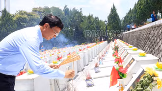 Đoàn đại biểu tỉnh Lào Cai dâng hương tại các khu di tích lịch sử trên địa bàn tỉnh Hà Giang