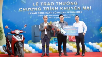 Khách hàng huyện Bắc Hà mua gas Petrolimex trúng thưởng xe SH mode