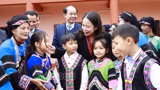 Phó Chủ tịch nước Võ Thị Ánh Xuân thăm, tặng quà cán bộ, Nhân dân huyện Mường Khương