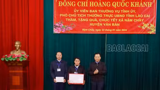 Đồng chí Hoàng Quốc Khánh, Phó Chủ tịch Thường trực UBND tỉnh chúc tết xã Nậm Chày