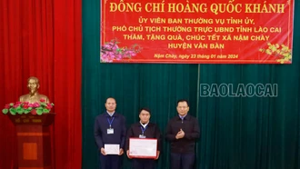 Đồng chí Hoàng Quốc Khánh, Phó Chủ tịch Thường trực UBND tỉnh chúc tết xã Nậm Chày