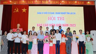 Thí sinh Vũ Thị Việt Hiếu giành giải Nhất Hội thi báo cáo viên giỏi năm 2023 của Đảng ủy Khối Cơ quan - Doanh nghiệp tỉnh