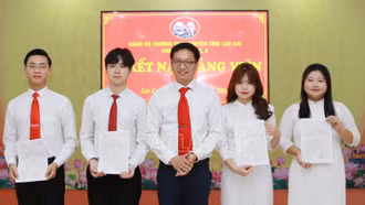 Kết nạp 4 đảng viên là học sinh của Trường THPT Chuyên tỉnh Lào Cai