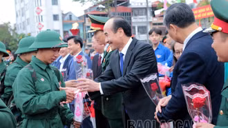 Phó Tổng Tham mưu trưởng Quân đội nhân dân Việt Nam Nguyễn Trọng Bình và Phó Bí thư Thường trực Tỉnh ủy Vũ Xuân Cường dự Lễ giao, nhận quân tại thành phố Lào Cai