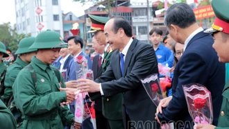 Phó Tổng Tham mưu trưởng Quân đội nhân dân Việt Nam Nguyễn Trọng Bình và Phó Bí thư Thường trực Tỉnh ủy Vũ Xuân Cường dự Lễ giao, nhận quân tại thành phố Lào Cai