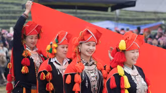 Phụ nữ Lào Cai rạng rỡ trong trang phục truyền thống