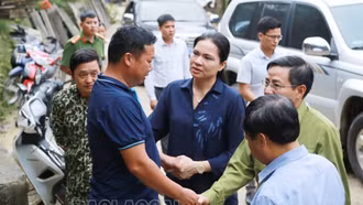 Chủ tịch Hội Liên hiệp Phụ nữ Việt Nam thăm hỏi các gia đình bị thiệt hại do lũ ống ở xã Liên Minh