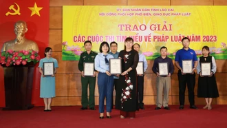 Trao giải các cuộc thi tìm hiểu về pháp luật năm 2023