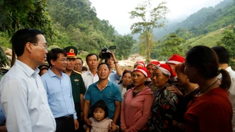 Chủ tịch nước Võ Văn Thưởng thăm, động viên người dân bị lũ ống ở xã Liên Minh (Sa Pa)