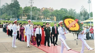 Đoàn đại biểu Hiệp hội Doanh nghiệp tỉnh Lào Cai vào Lăng viếng Chủ tịch Hồ Chí Minh