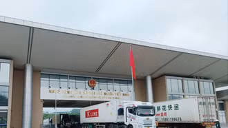 Hoạt động xuất - nhập khẩu, xuất - nhập cảnh tại các cửa khẩu Lào Cai sôi động