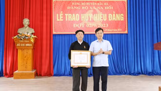 Huyện ủy Bắc Hà trao Huy hiệu Đảng cho đảng viên lão thành thuộc Đảng bộ xã Na Hối