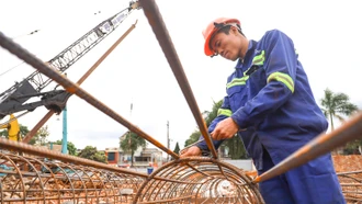 Công nhân trở lại làm việc, công trường nhộn nhịp khí thế thi công