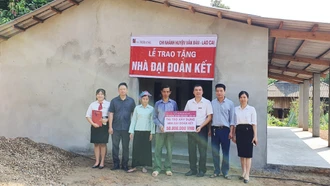 Trao nhà “Đại đoàn kết” cho hộ nghèo tại xã Dương Quỳ