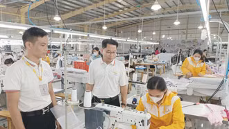 Công nhân Nhà máy may thêu xuất khẩu tại Lào Cai thu nhập bình quân 8 triệu đồng/người/tháng