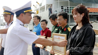 Bộ Tư lệnh Vùng II Hải quân tặng Giấy khen phóng viên, nhà báo tham gia tuyên truyền biển, đảo