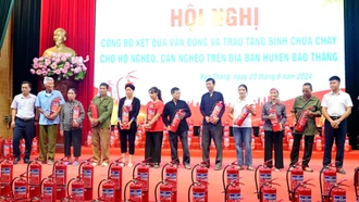 Hội nghị công bố kết quả vận động và trao bình chữa cháy cho hộ nghèo, cận nghèo