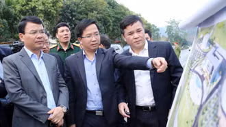 Bí thư Tỉnh ủy Đặng Xuân Phong kiểm tra công tác quy hoạch và thực hiện quy hoạch đô thị Phố Lu. Ảnh: Cao Cường