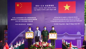 Hình ảnh búa liềm bên đường biên giới