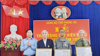 Bảo Thắng: 4 đảng viên được nhận Huy hiệu 60 năm tuổi Đảng