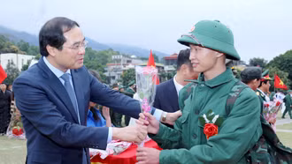 Chủ tịch UBND tỉnh Trịnh Xuân Trường và Thứ trưởng Bộ Công an Nguyễn Văn Long dự Lễ giao, nhận quân tại huyện Bát Xát