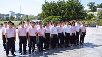 Chi nhánh Ngân hàng Chính sách xã hội tỉnh thăm, tặng quà gia đình có công với cách mạng