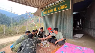 Bữa cơm tất niên của người tuần rừng ở Nậm Xây Nọi