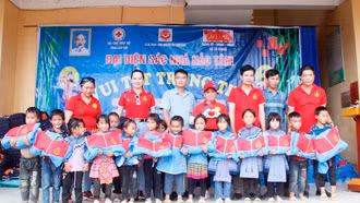 Mang niềm vui Tết Trung thu sớm đến vùng cao Tả Thàng