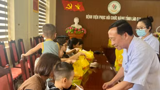 Bệnh nhi Bệnh viện Phục hồi chức năng vui tết Thiếu nhi