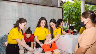 Hơn 400 suất cháo dành tặng người bệnh