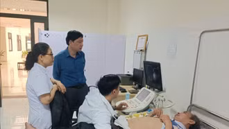 Bệnh viện Y học cổ truyền tỉnh tiếp nhận chuyển giao kỹ thuật tán sỏi ngoài cơ thể bằng sóng xung kích