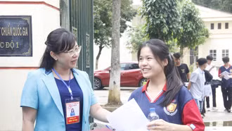 Đồng chí Giàng Thị Dung, Phó Chủ tịch UBND tỉnh kiểm tra công tác tổ chức kỳ thi tốt nghiệp THPT tại huyện Mường Khương