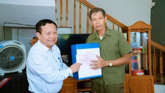 Đồng chí Nguyễn Trọng Hài, Phó Chủ tịch UBND tỉnh thăm, tặng quà các gia đình người có công tại huyện Mường Khương