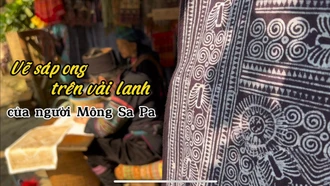 Vẽ sáp ong trên vải lanh của người Mông Sa Pa