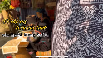 Vẽ sáp ong trên vải lanh của người Mông Sa Pa