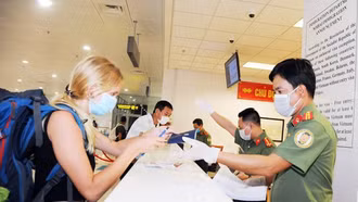 Từ 15/8, công dân 13 nước được nâng thời hạn tạm trú